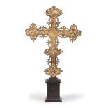 Cruz en bronce dorado, S. XVI.Sobre peana de madera.