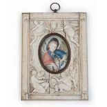 Miniatura de San Rafael con marco de marfil tallado con figuras alegóricas.