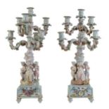 Pareja de candelabros de porcelana esmaltada de seis brazos de luz.Sajonia, mediados del S. XIX.