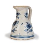 Jarrra vinajera en cerámica esmaltada en azul y blanco con decoración floral.Cataluña, S. XVIII.