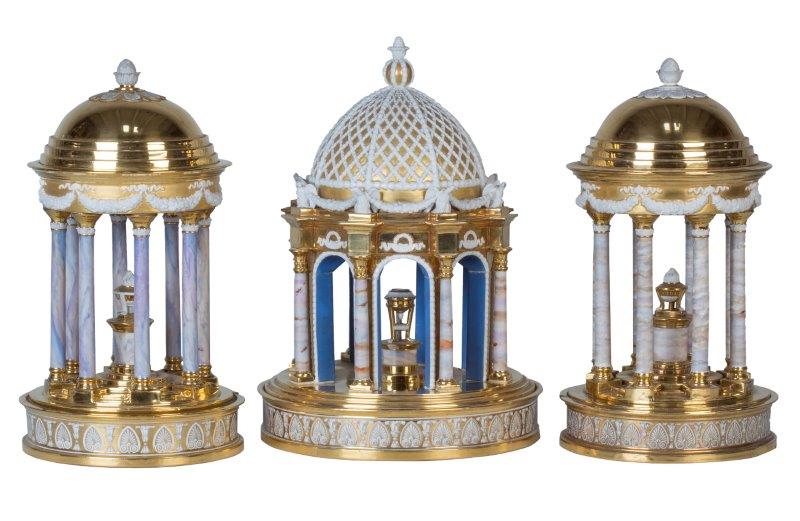 Juego de tres templetes de porcelana esmaltada y dorada.Darte Freres, París, h. 1820-30.