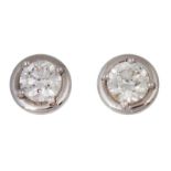 Pendientes dormilonas de brillantes montados en garras sobre marco circular qu suman 0,82 ct