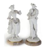 Pareja de figuras galantes en biscuit, .Quizás Fundación de Gremios, S. XX.