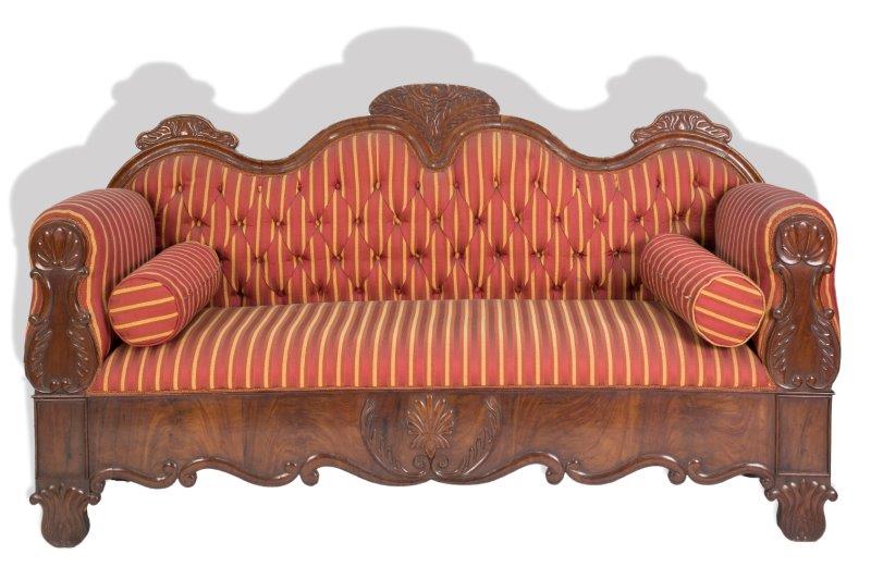 Sofa isabelino de madera de caoba tallada.Trabajo español, S. XIX