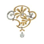 Broche Art Nouveau con diseño floral adornado con diamantes y un brillante colgante