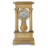 Reloj de pórtico de estilo Imperio de bronce dorado.Francia, S. XIX.