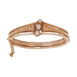 Brazalete rígido de ff. S. XIX con tres brillantes de talla antigua como centro