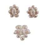 Conjunto de pendientes y sortija con perlas de aljófar que forman motivo de flor