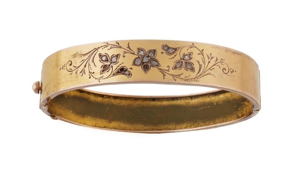 Brazalete rígido S. XIX con flores de diamantes en aro liso de metal dorado