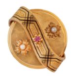 Broche circular S. XIX con dos flores de perlas finas laterales