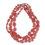 Collar de tres hilos de cuarzo rosa facetado con distintas tallas alteranas con perlas