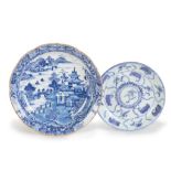 Lote de dos platos en porcelana en azul y blanco, uno con arquitecturas.China, S. XIX.