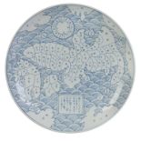 Plato en porcelana esmaltada en azul y blanco con un mapa de japón.Japón, S. XIX.