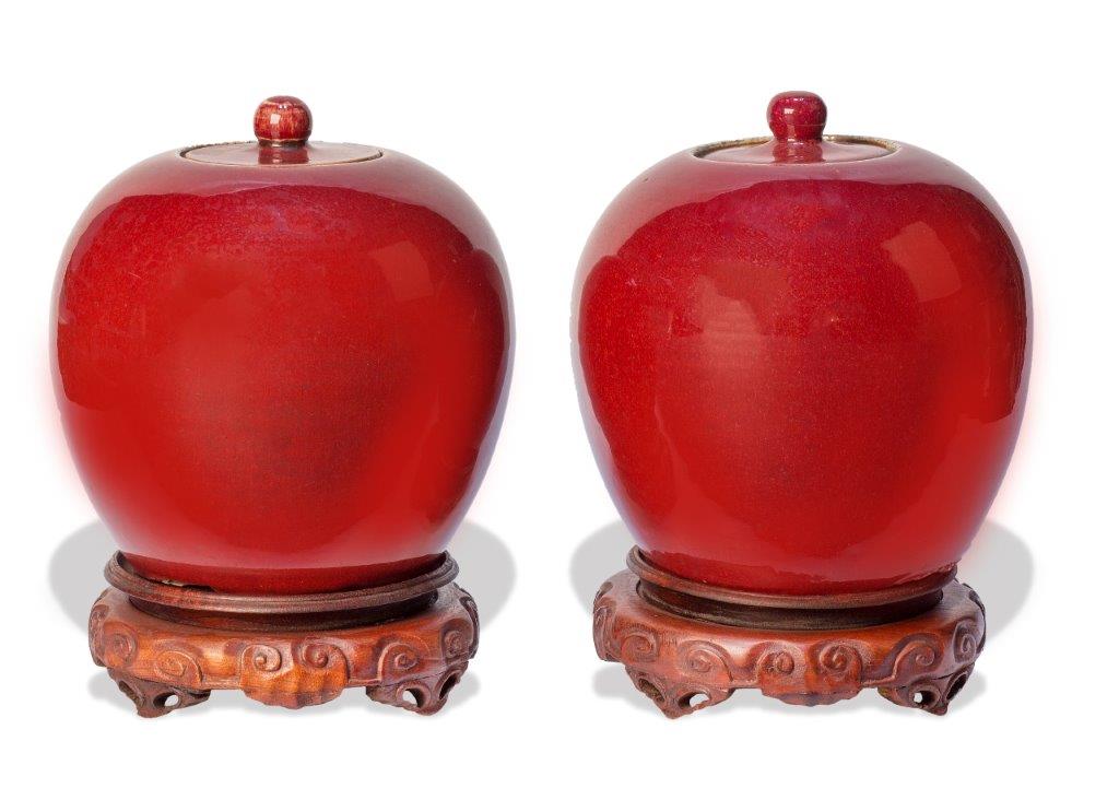 Pareja de tibores con tapa en porcelana "Sangre de toro".China, S. XIX-XX.