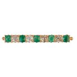 Broche barra de pp. S. XX con cinco esmeraldas alternado con cuatro diamantes talla antigua