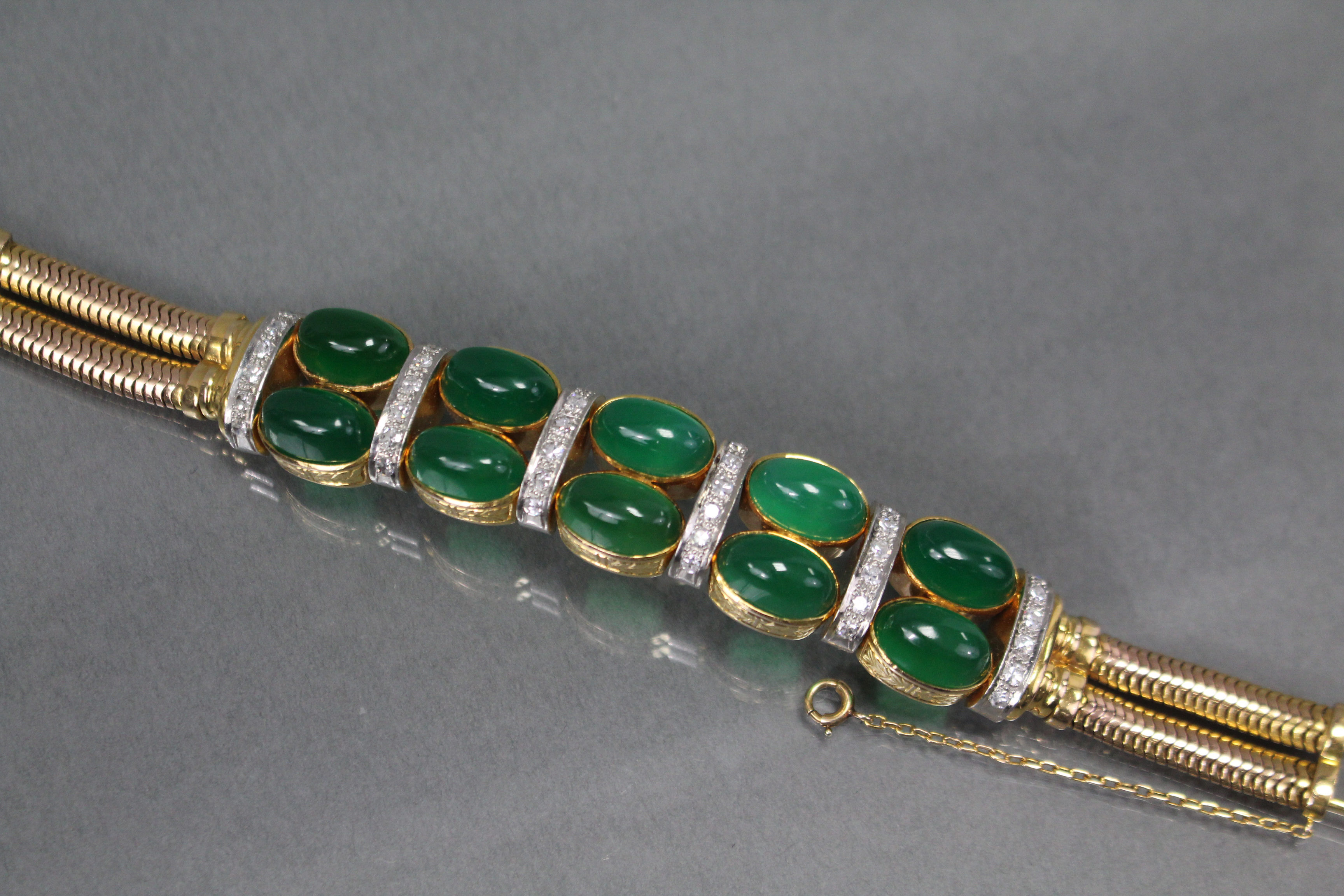 A GOLD, JADE, & DIAMOND BRACELET, the central part set five pairs of oval jade cabochons divided - Image 4 of 6