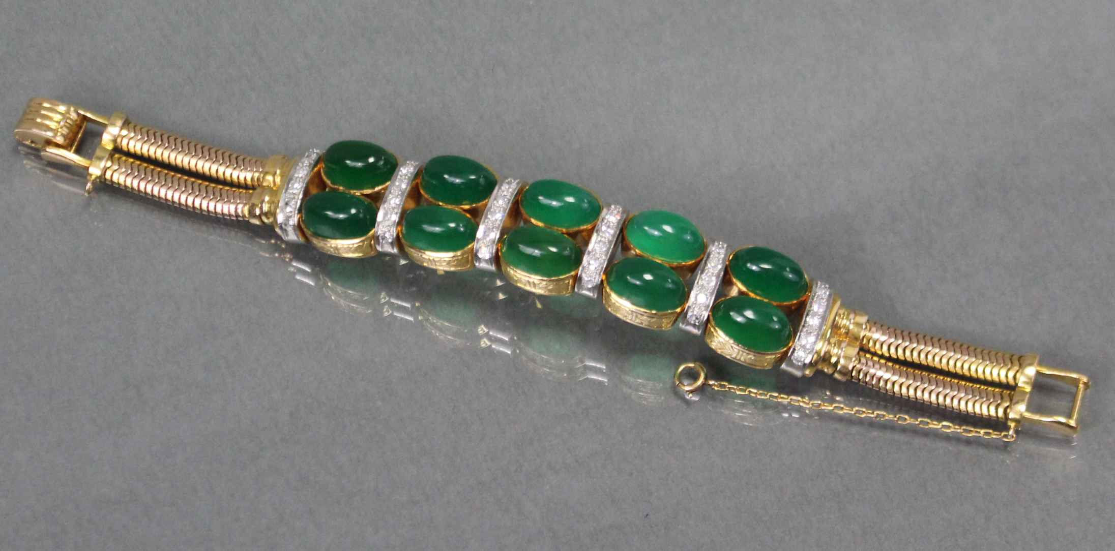 A GOLD, JADE, & DIAMOND BRACELET, the central part set five pairs of oval jade cabochons divided - Image 3 of 6