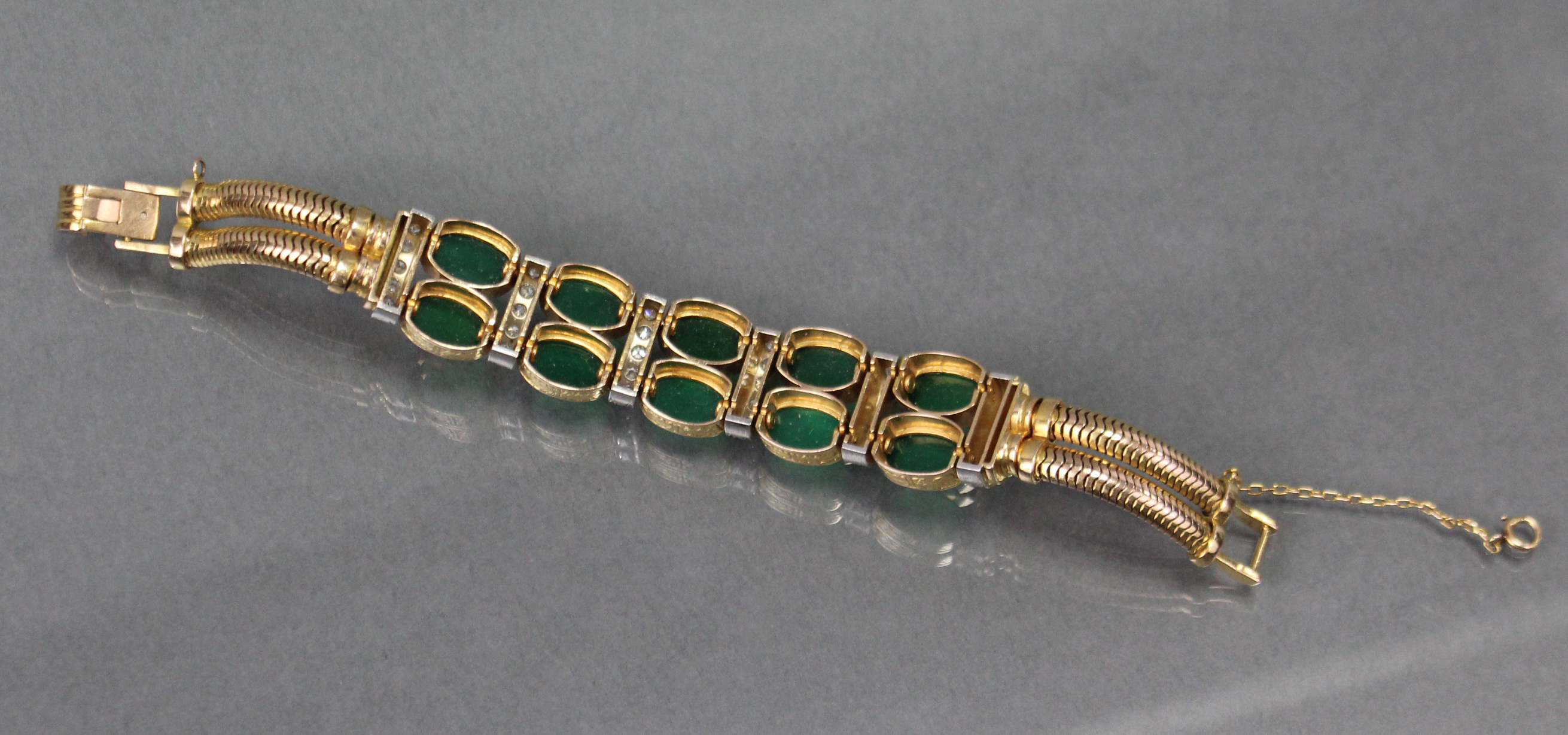 A GOLD, JADE, & DIAMOND BRACELET, the central part set five pairs of oval jade cabochons divided - Image 5 of 6