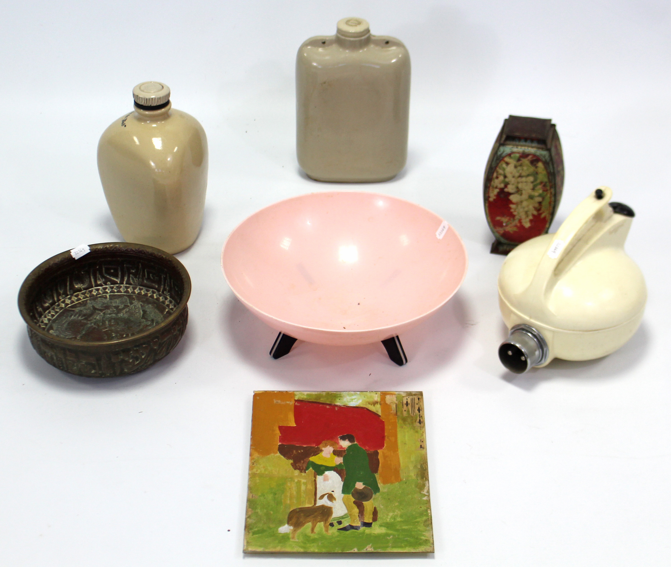 A Fordham Geeco “Pollyput” kettle; a pink plastic circular fruit bowl; a chrystoleum; a biscuit tin;