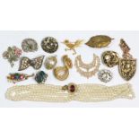 Various items of costume jewellery.