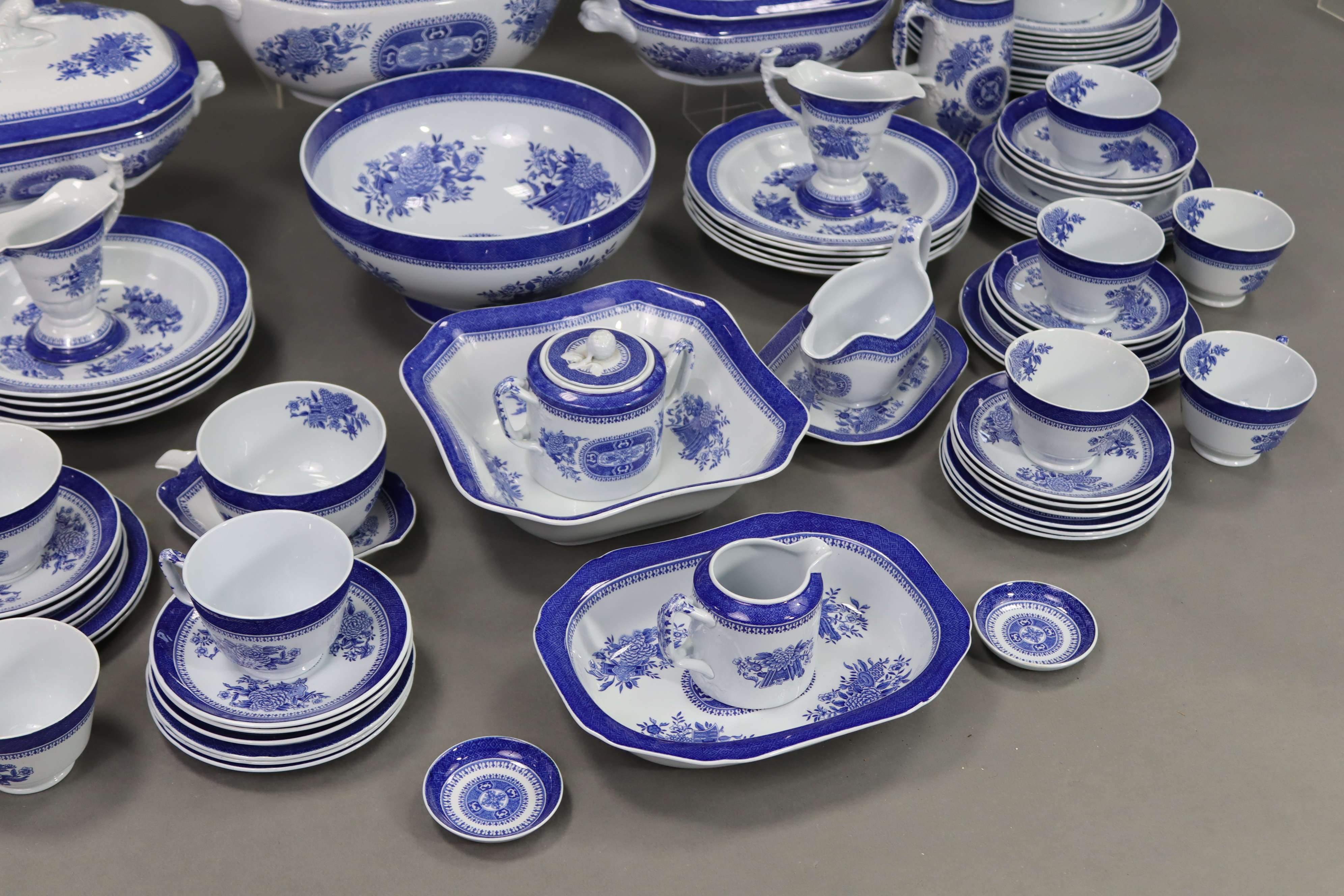 AN EXTENSIVE COPELAND SPODE BLUE FITZHUGH PATTERN IRONSTONE PART DINNER, TEA & COFFEE SERVICE, - Image 4 of 8