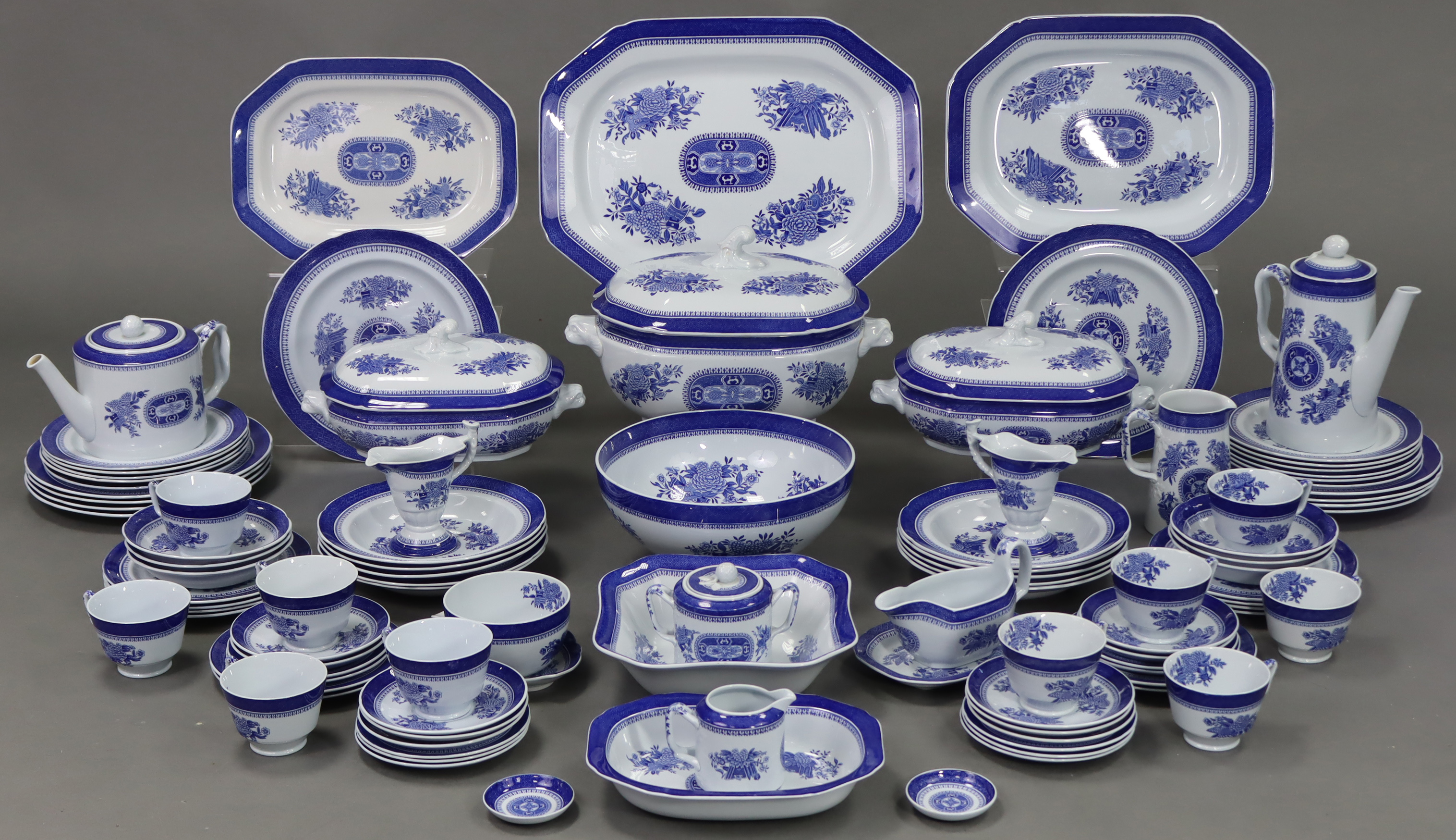 AN EXTENSIVE COPELAND SPODE BLUE FITZHUGH PATTERN IRONSTONE PART DINNER, TEA & COFFEE SERVICE,