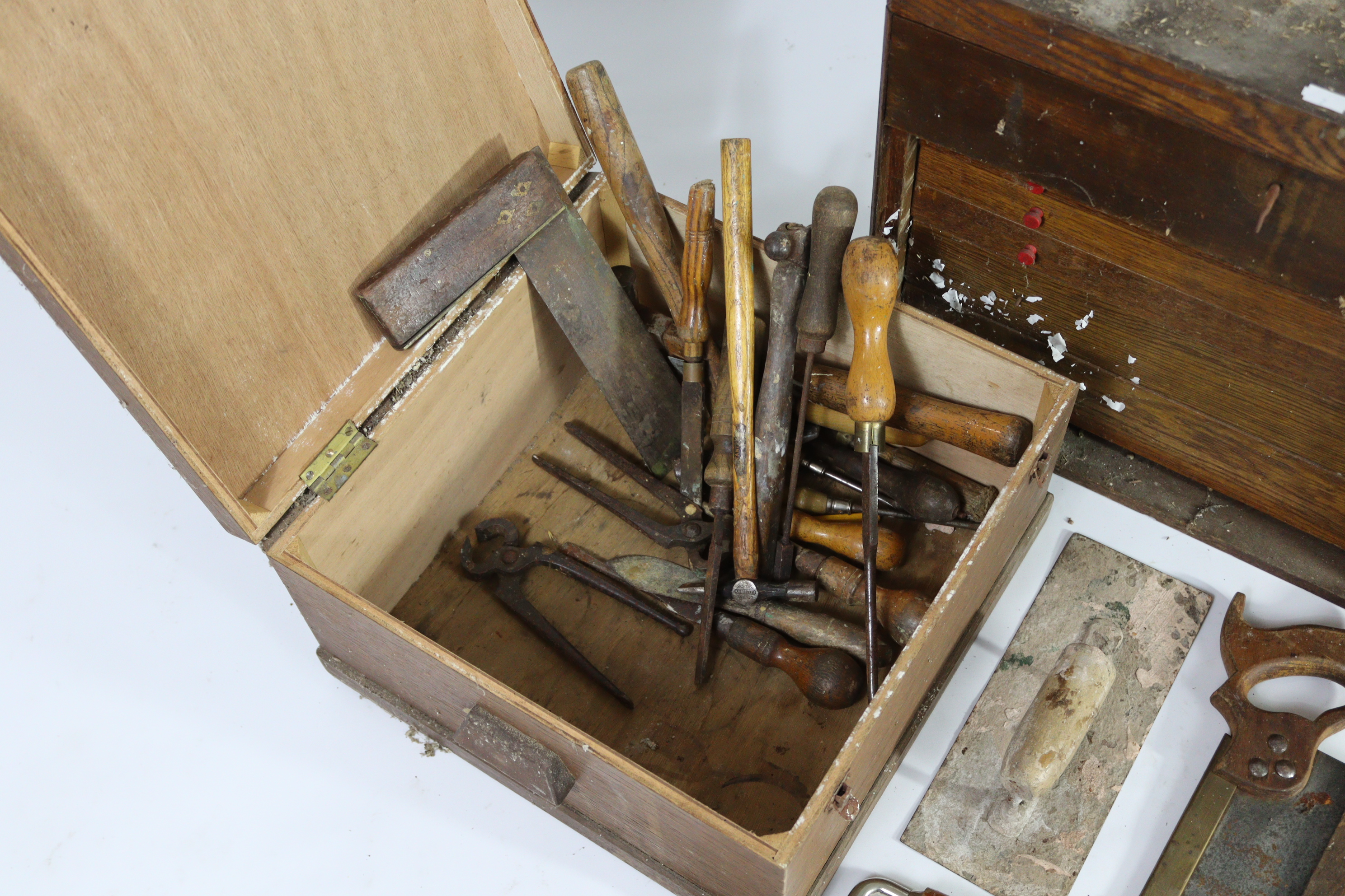 A collection of hand tools contained in two wooden boxes. - Image 2 of 7