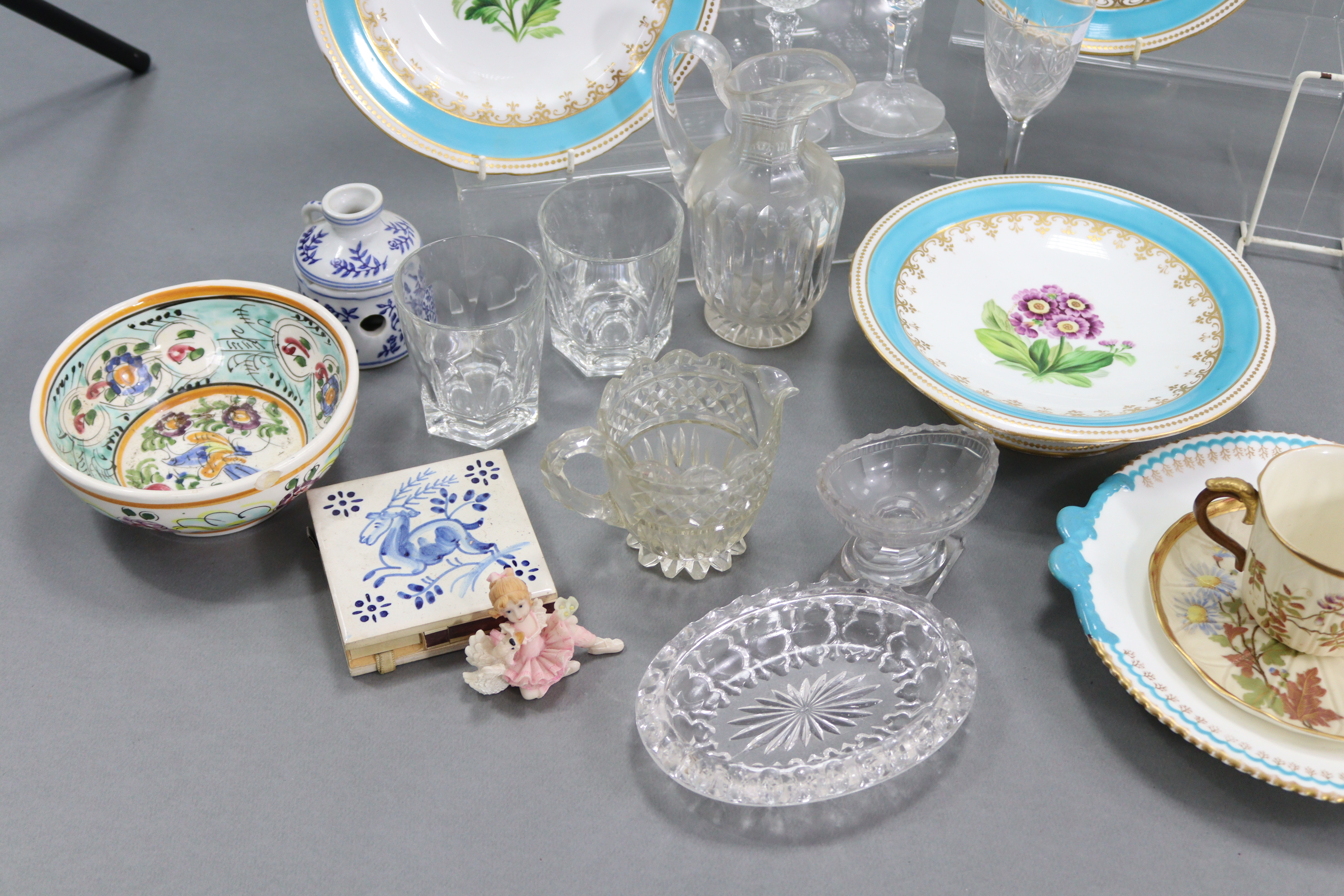 A Victorian porcelain eleven-piece part dessert service, comprising a pair of comports & a set of - Image 7 of 12