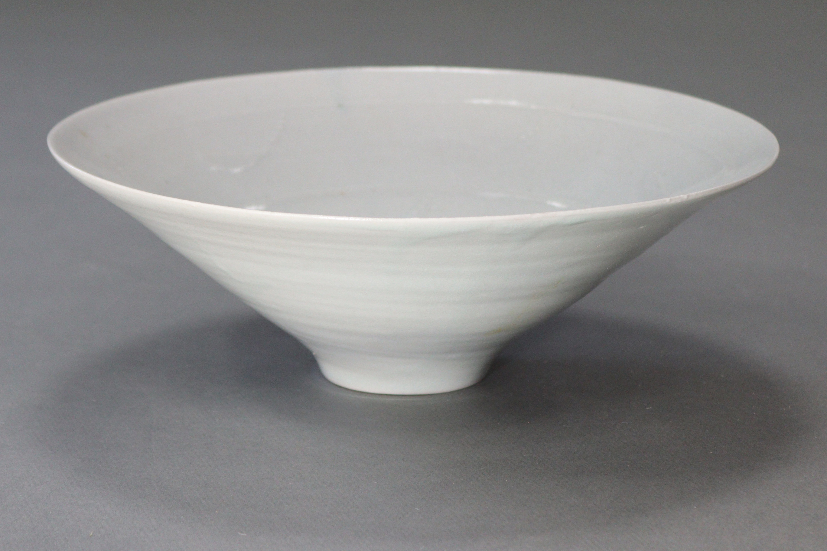 DAVID LEACH (1911-2005). A finely potted porcelain bowl of off-white glaze, with funnel-shaped - Image 2 of 6