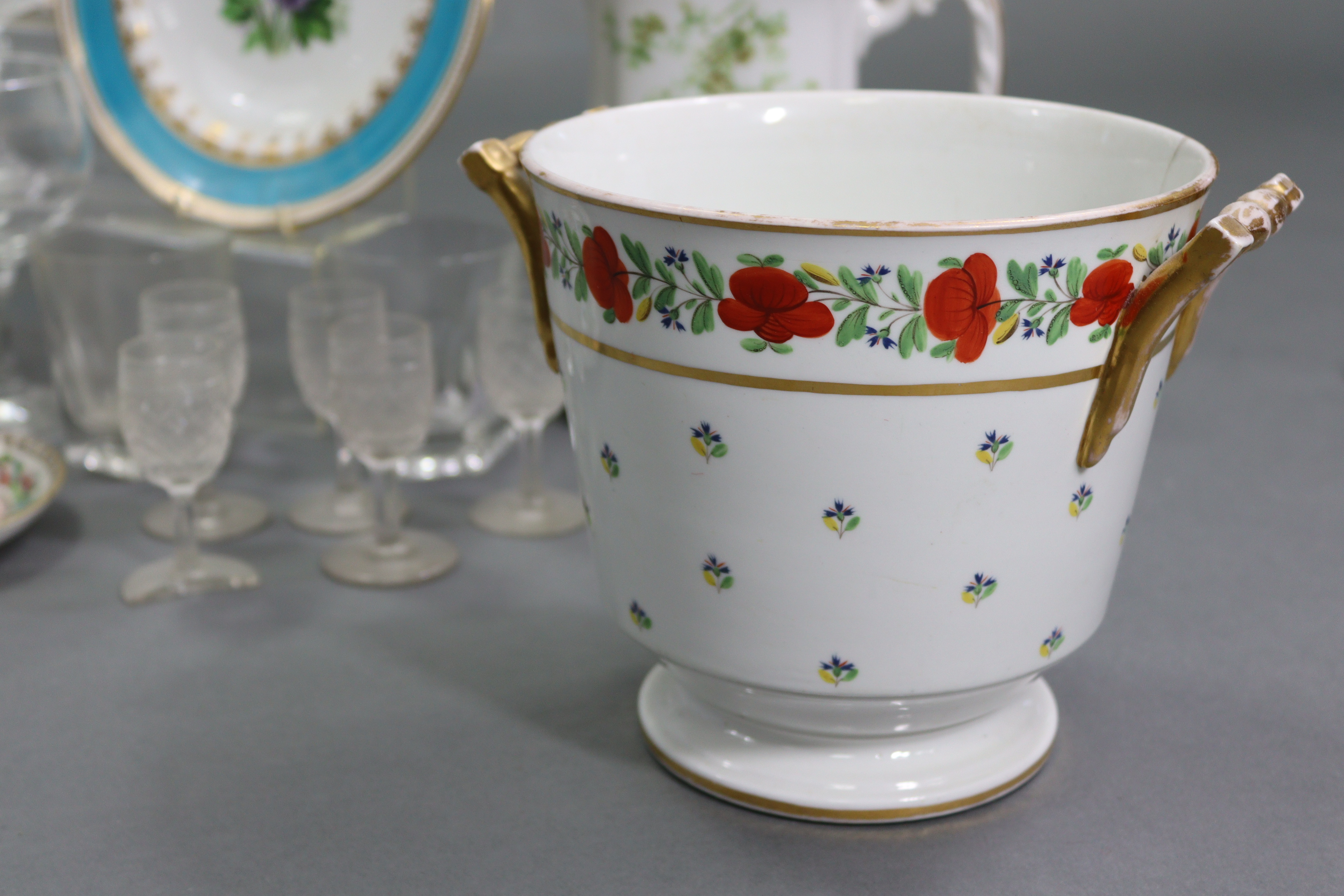 A Victorian porcelain eleven-piece part dessert service, comprising a pair of comports & a set of - Image 5 of 12