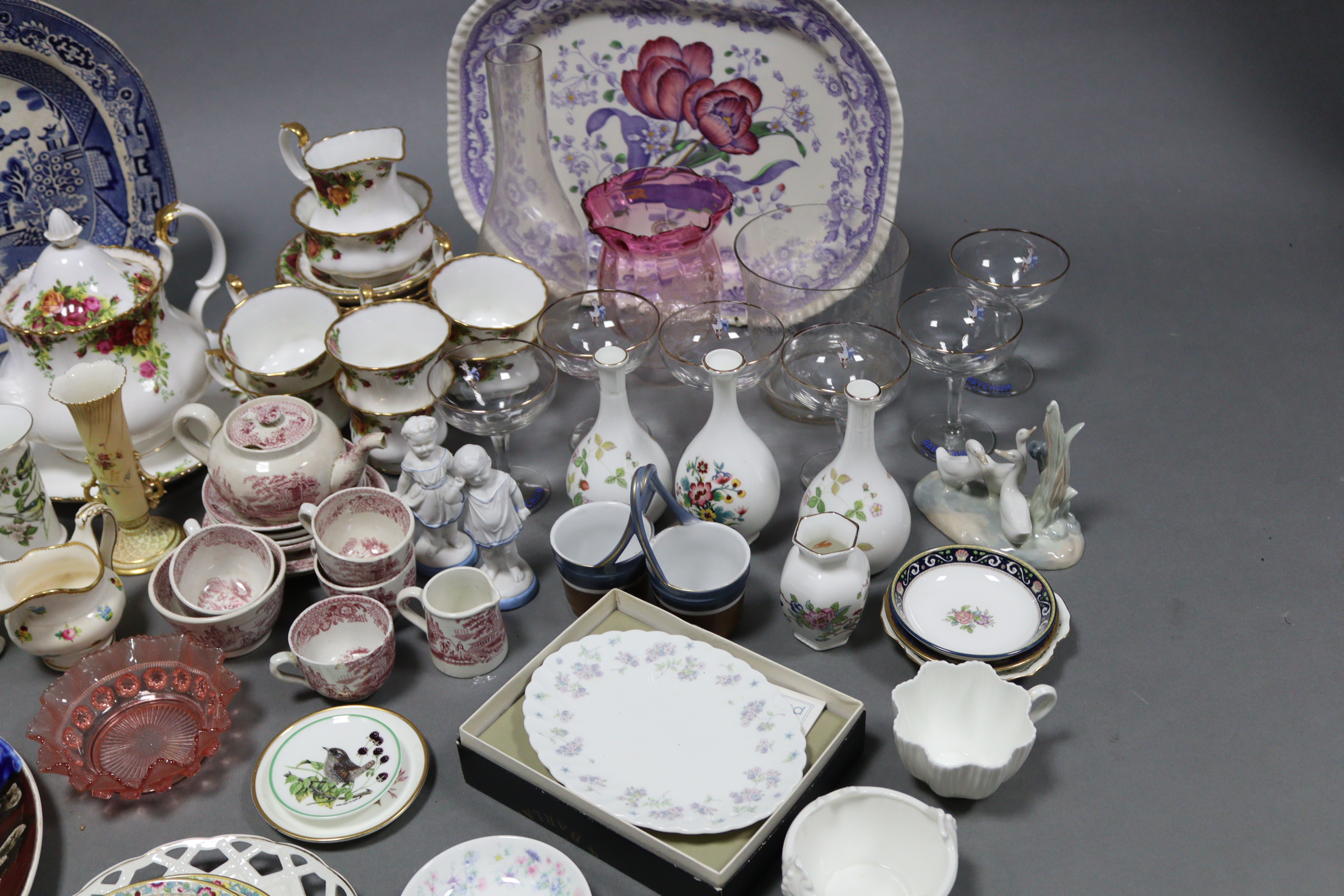 A Royal Albert “Old Country Roses” twenty-two piece part tea service; & various other items of - Image 4 of 5