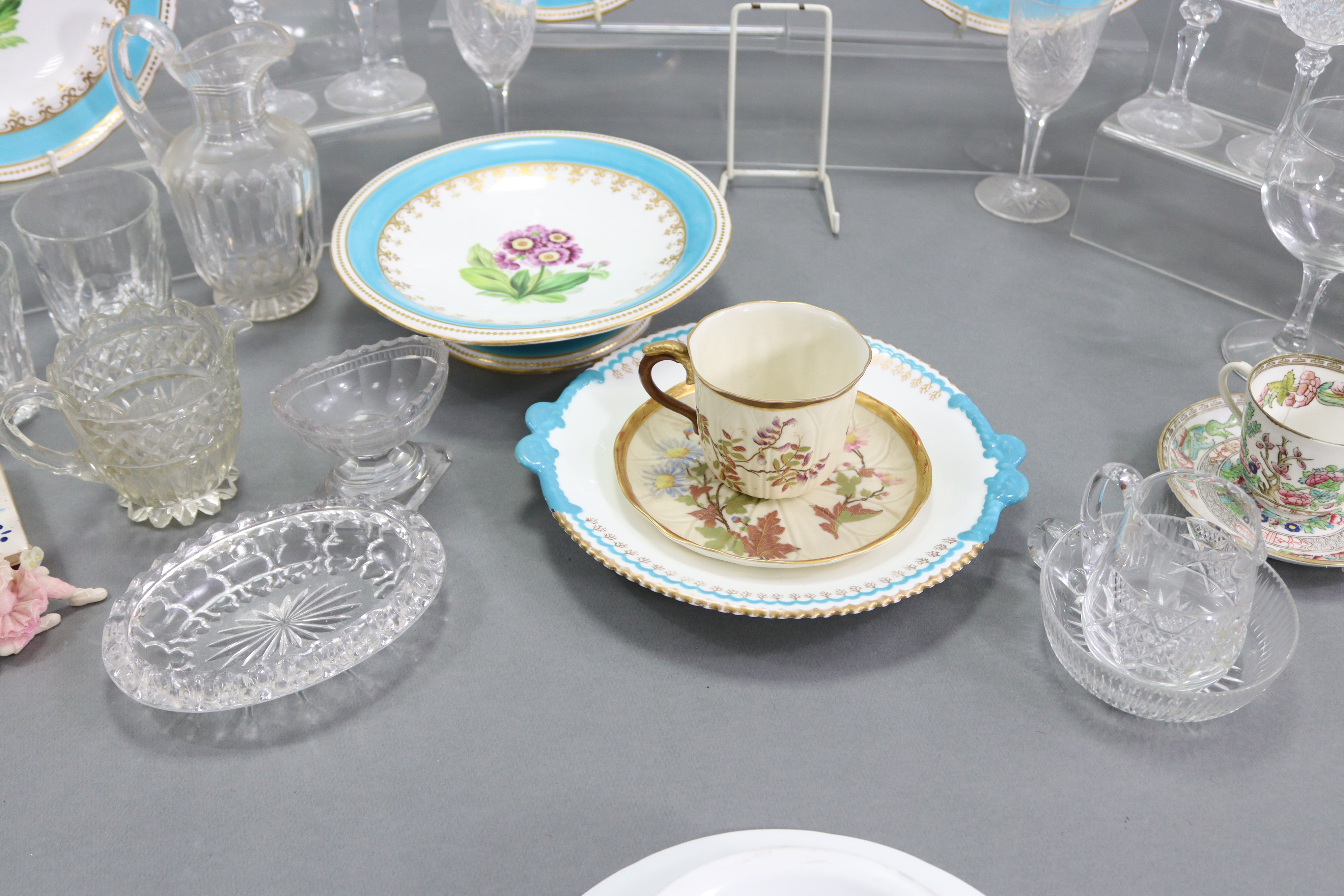 A Victorian porcelain eleven-piece part dessert service, comprising a pair of comports & a set of - Image 9 of 12