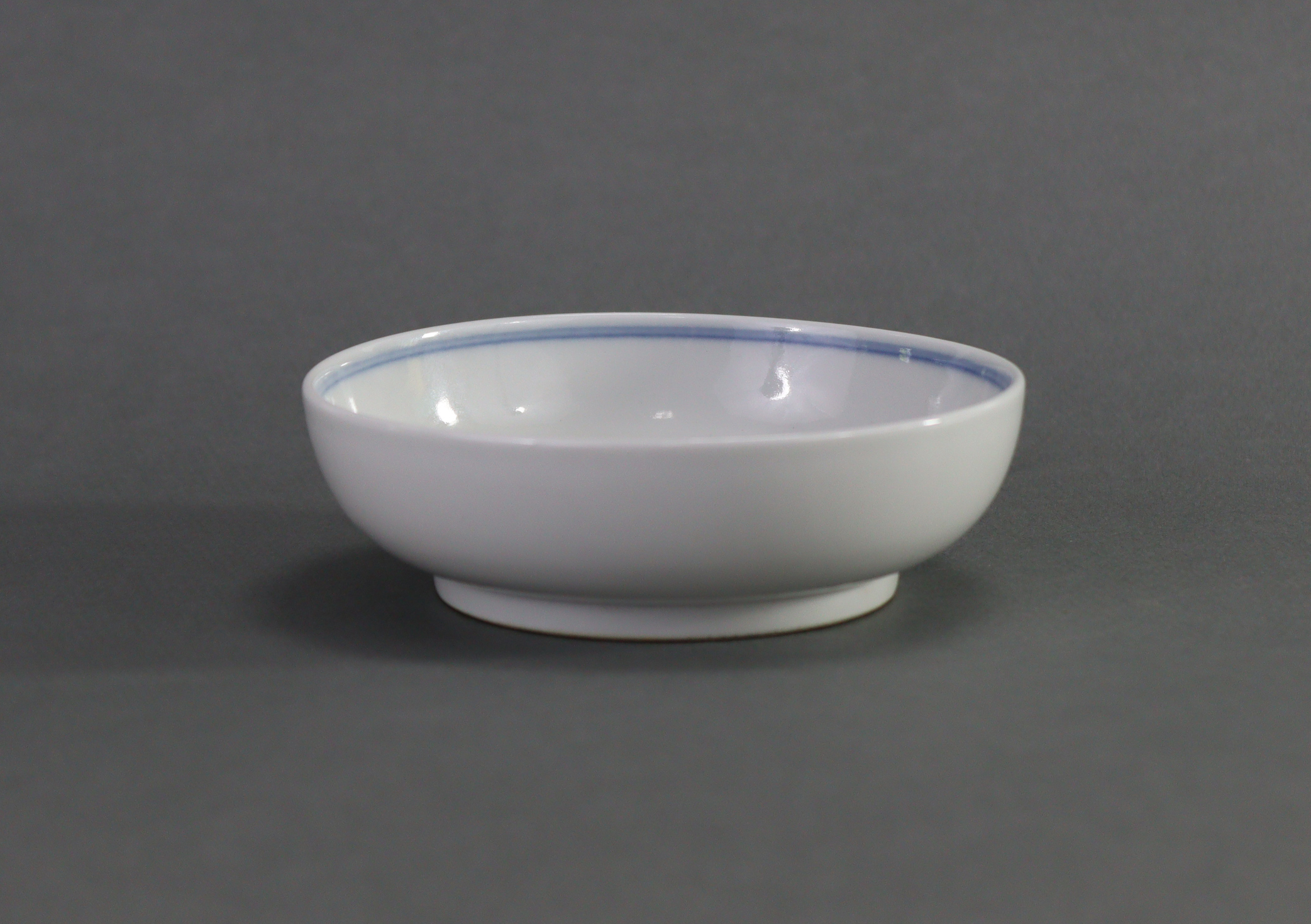 A Chinese blue & white porcelain small circular dish with raised border, the centre painted with a - Image 3 of 8