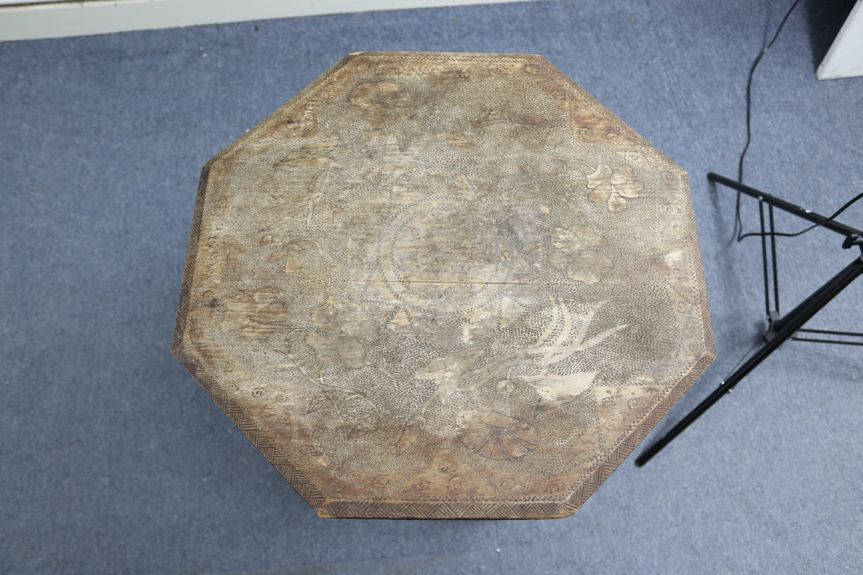 A 19th century oak tripod table with circular top, & on vase-turned centre column & three cabriole - Image 5 of 5