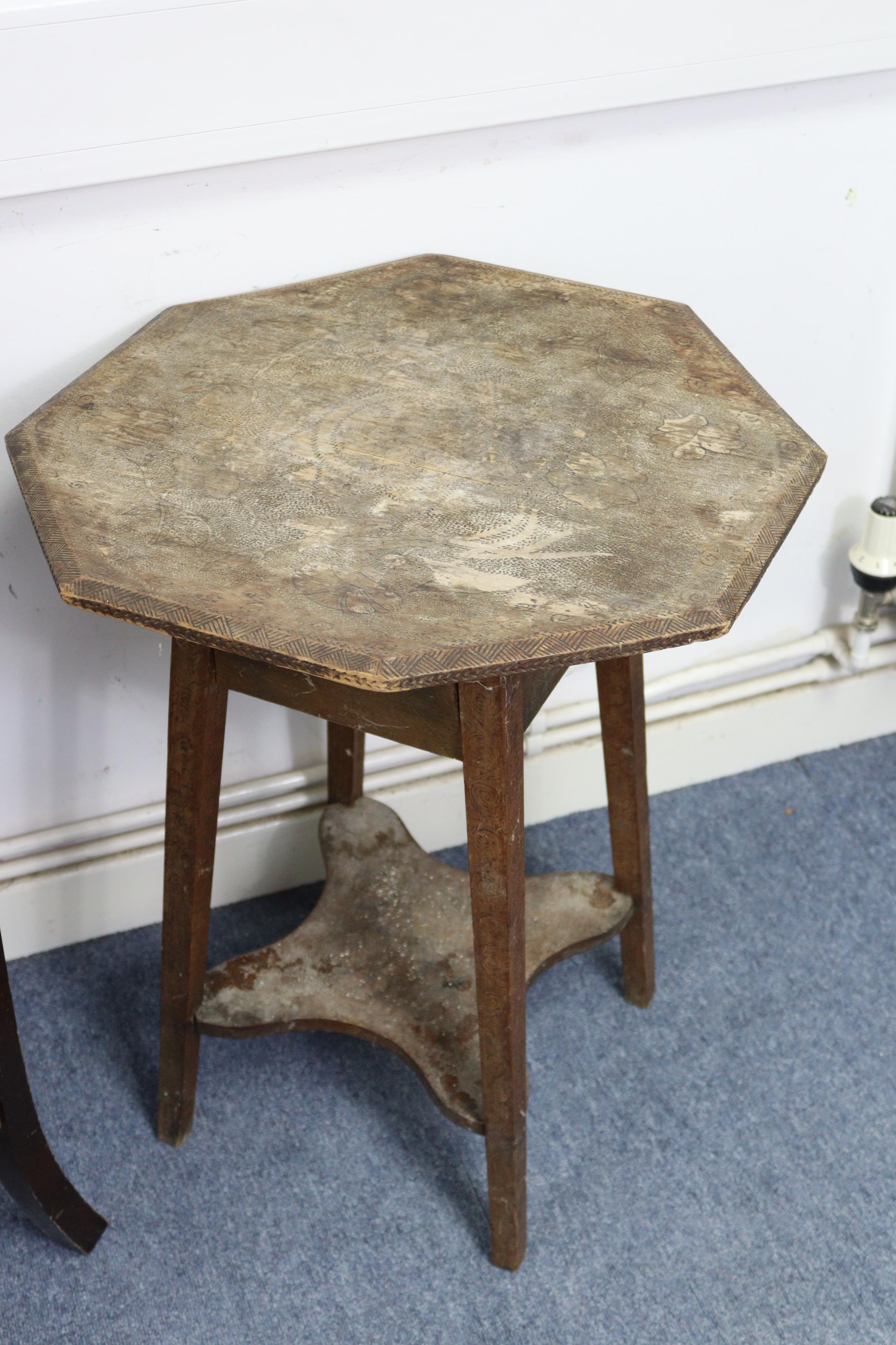 A 19th century oak tripod table with circular top, & on vase-turned centre column & three cabriole - Image 4 of 5