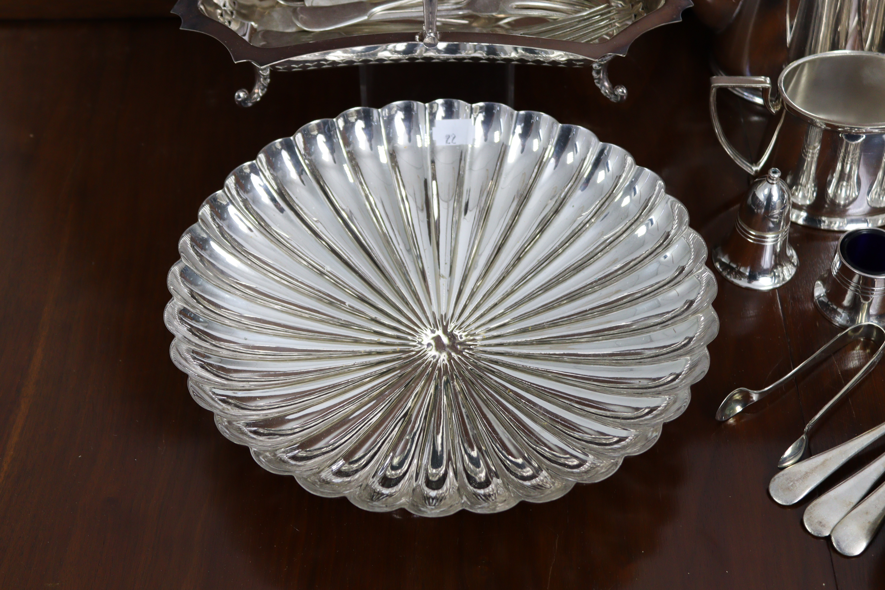 A Walker & Hall silver plated three-piece tea service of oval tapered form; a silver plated - Image 7 of 9