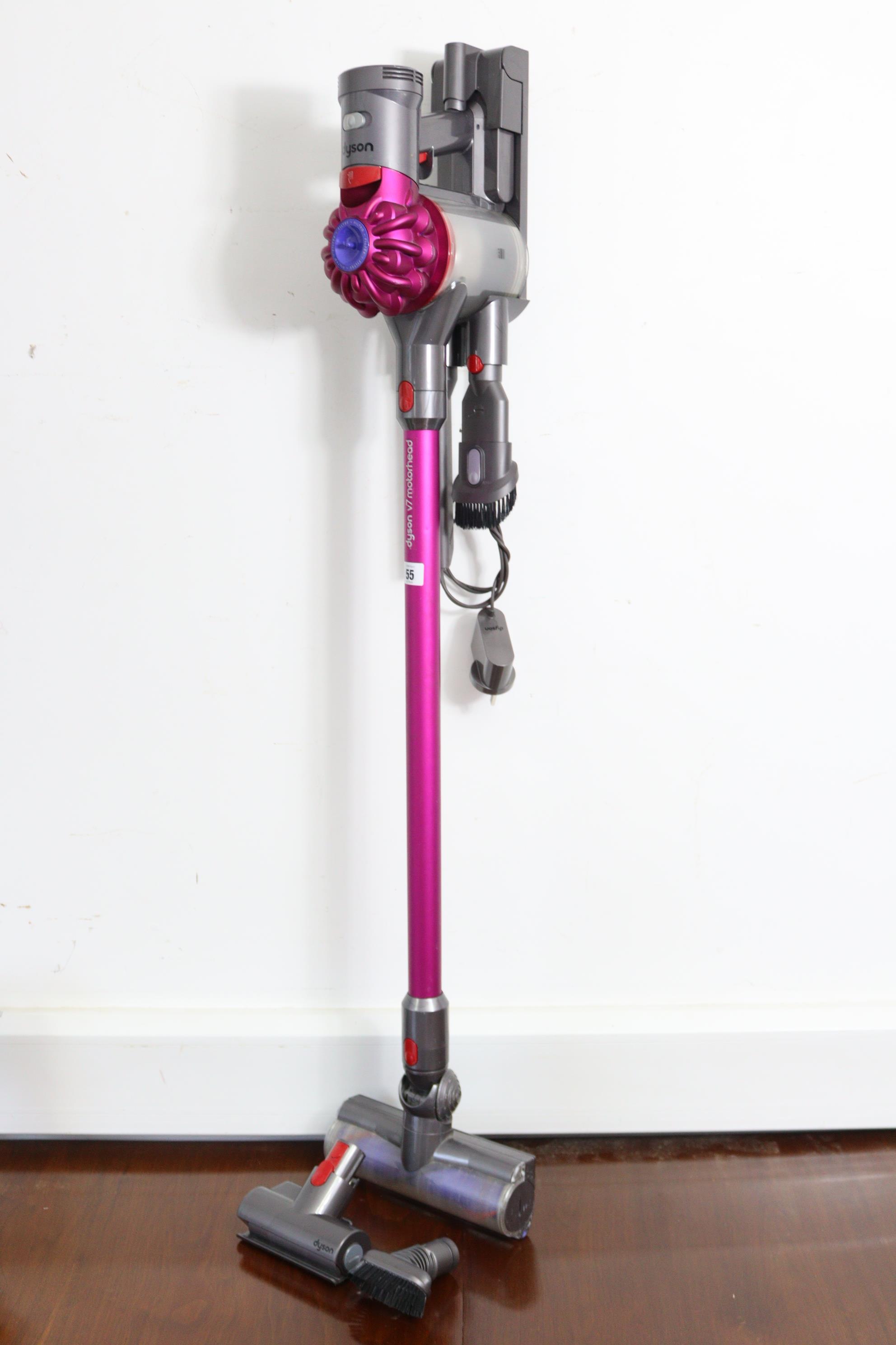 A Dyson “V7 Motorhead” cordless vacuum cleaner with accessories & charger, w.o.