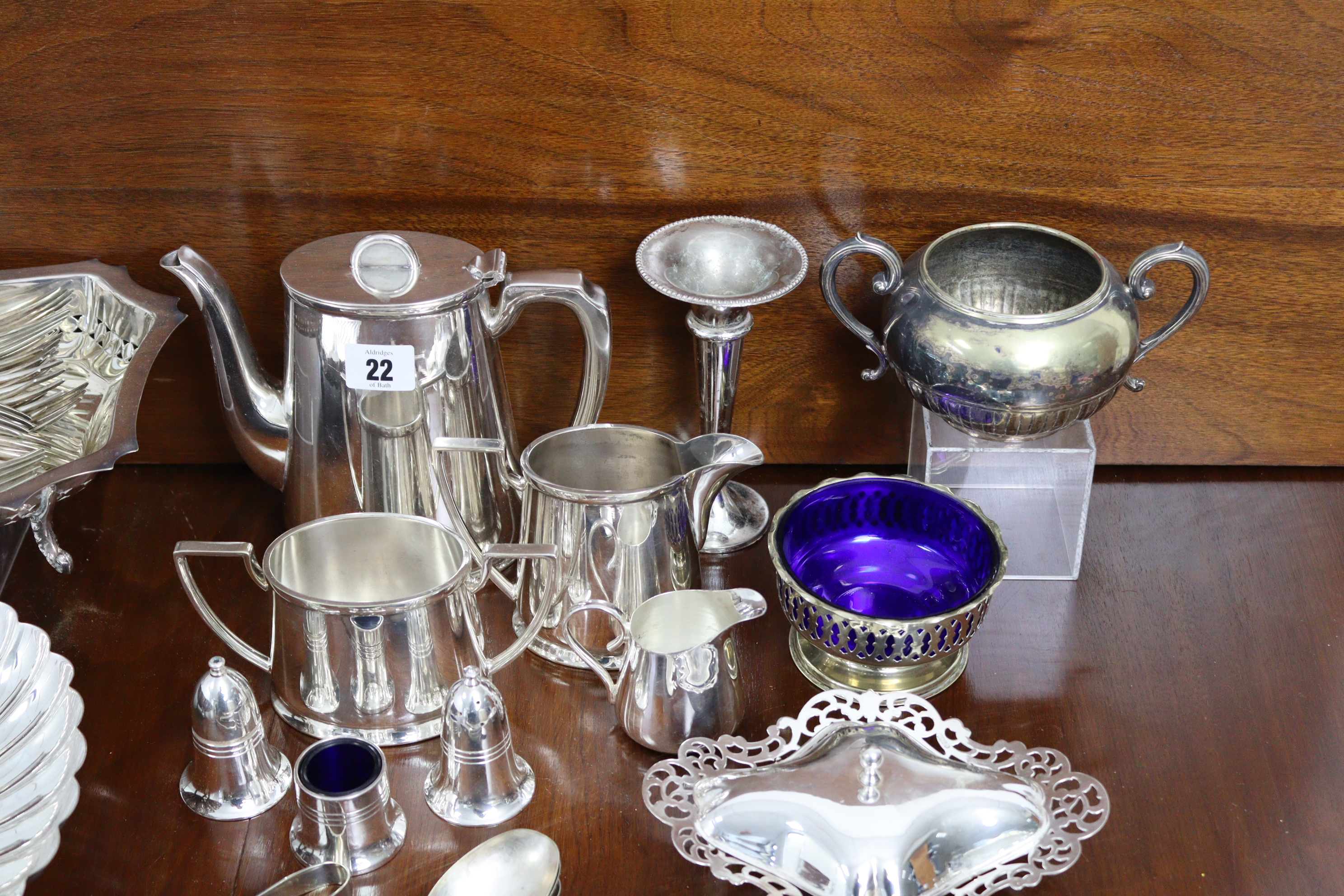 A Walker & Hall silver plated three-piece tea service of oval tapered form; a silver plated - Image 9 of 9