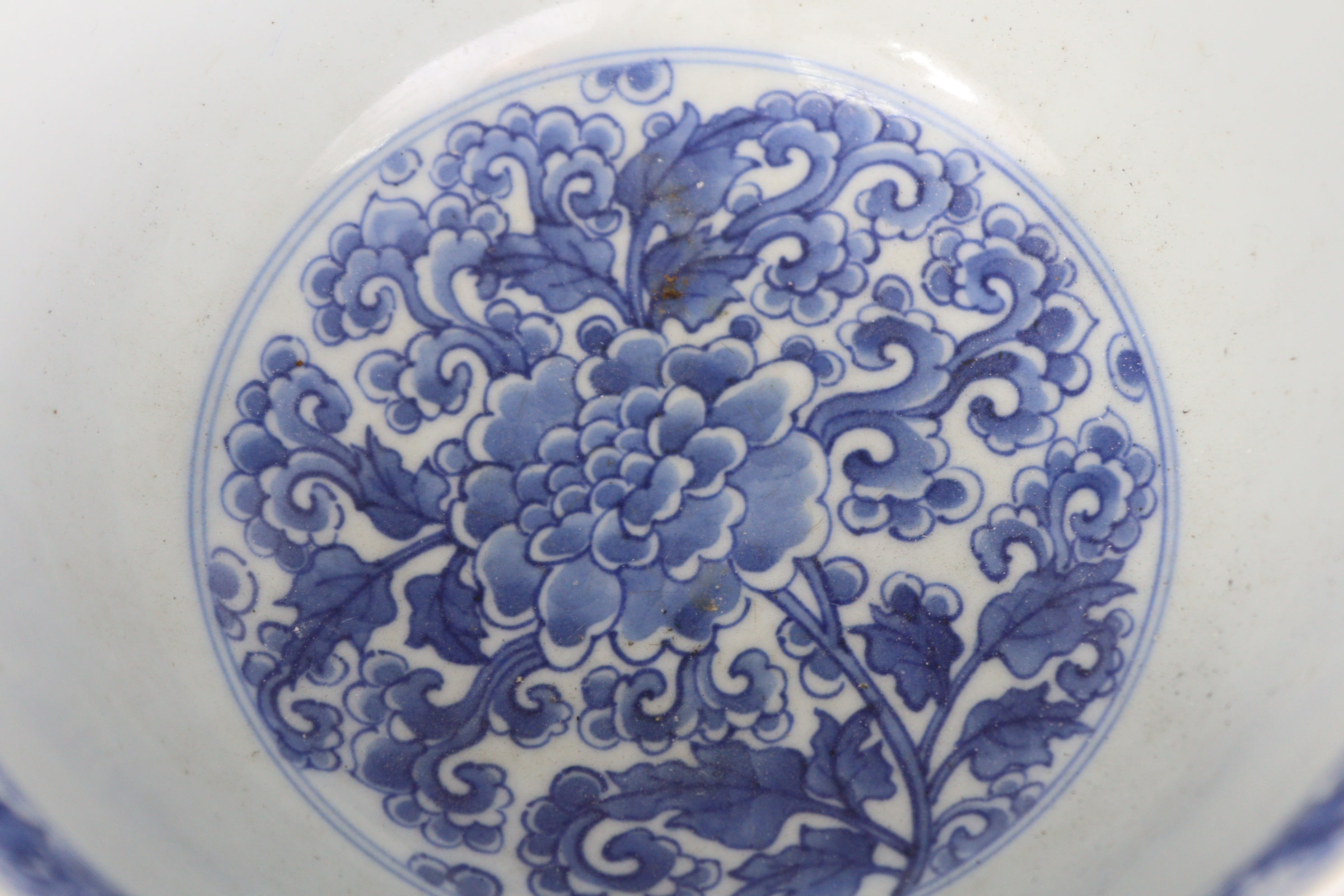 A Chinse blue & white porcelain deep bowl, decorated to the interior & exterior with scrolling - Image 5 of 8