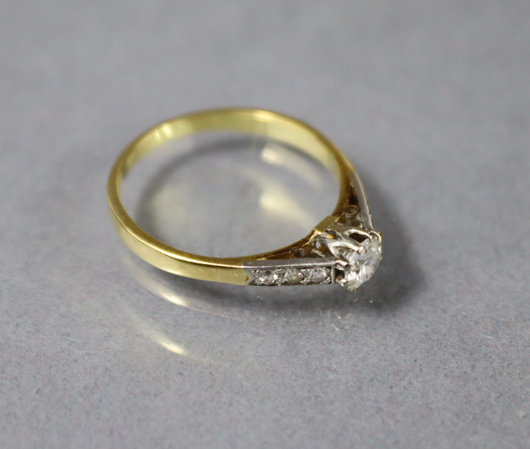 A diamond ring, the round-cut centre stone approx. 0.2 carat, a row of three smaller diamonds to - Image 2 of 3