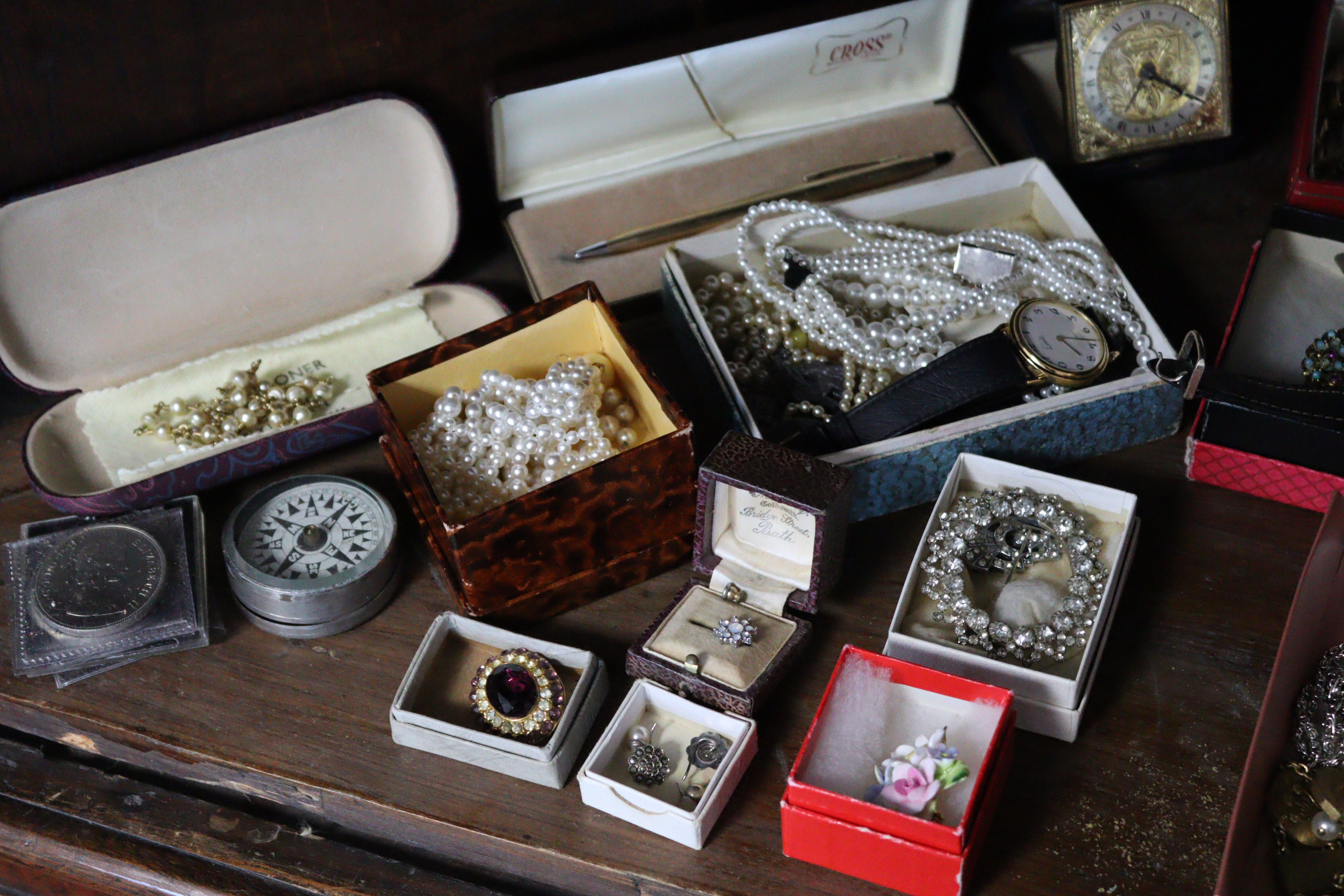 A large quantity of costume jewellery. - Image 2 of 10
