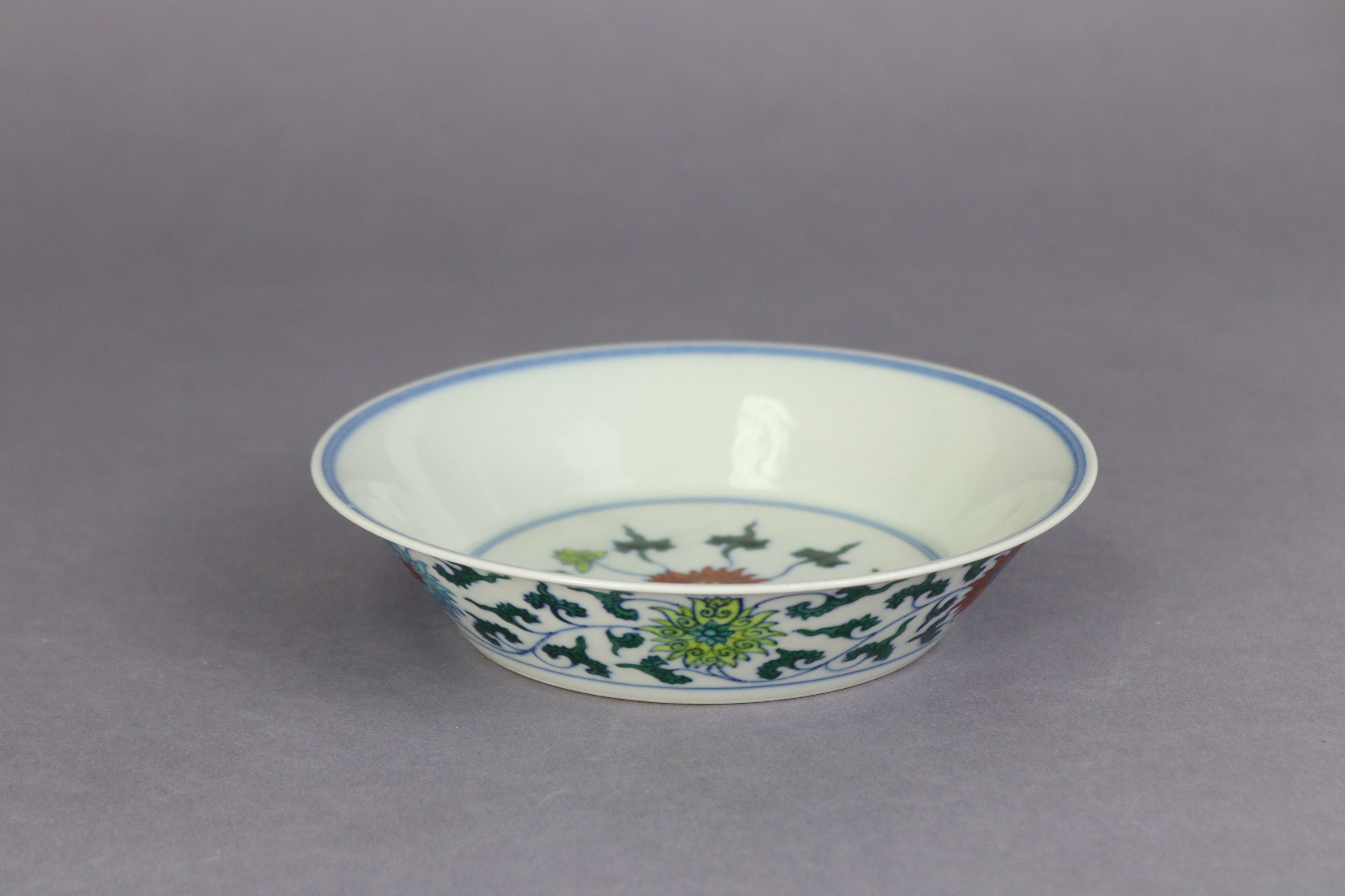 A Chinese porcelain dish with wide flared rim, decorated in underglaze blue & Doucai enamels with - Image 6 of 6