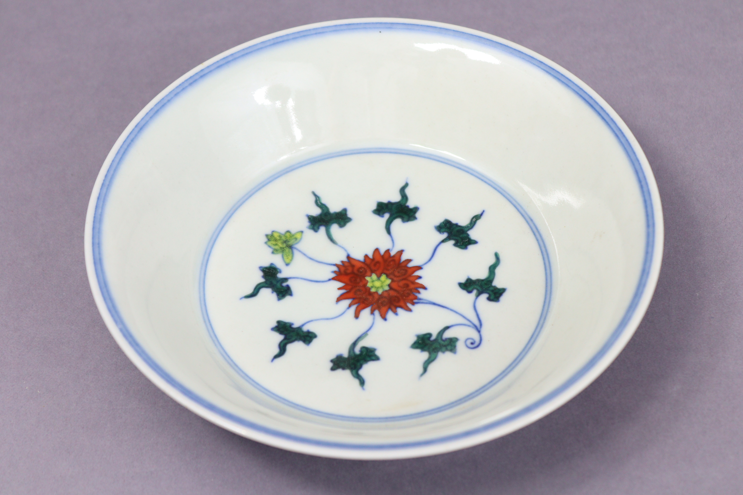 A Chinese porcelain dish with wide flared rim, decorated in underglaze blue & Doucai enamels with - Image 5 of 6