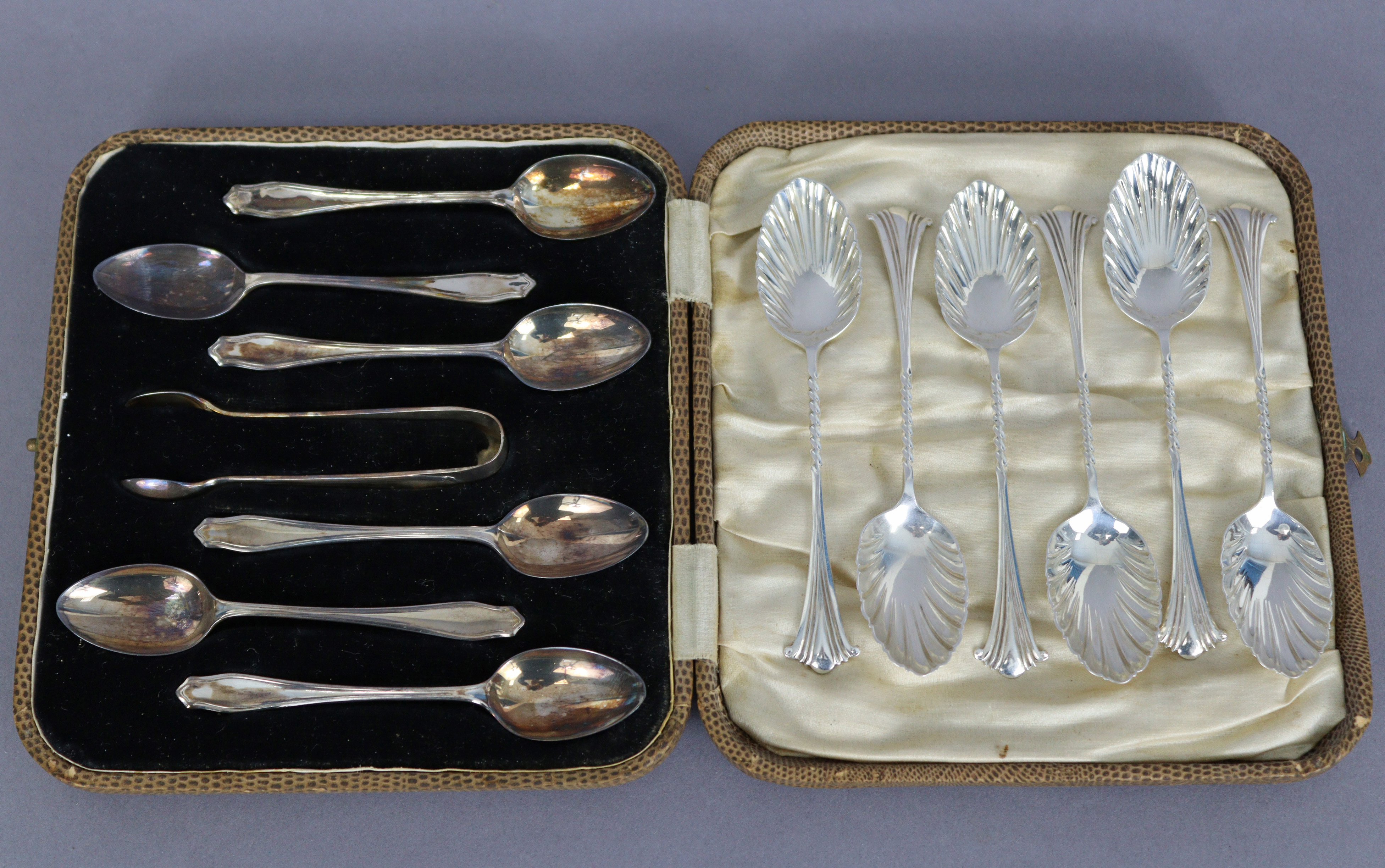 A set of six silver coffee spoons & matching tongs, Sheffield 1929, in fitted case; & a set of