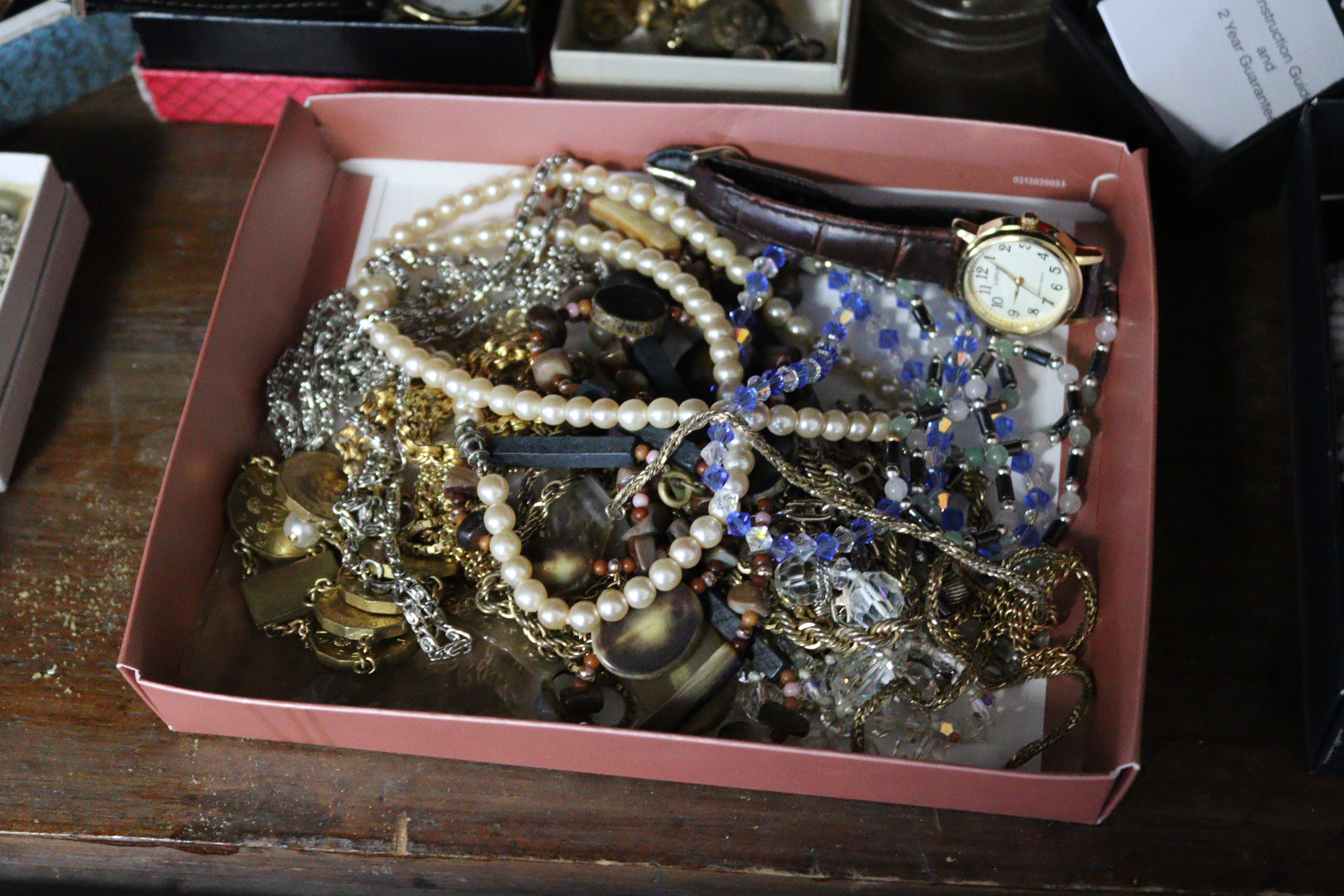 A large quantity of costume jewellery. - Image 3 of 10