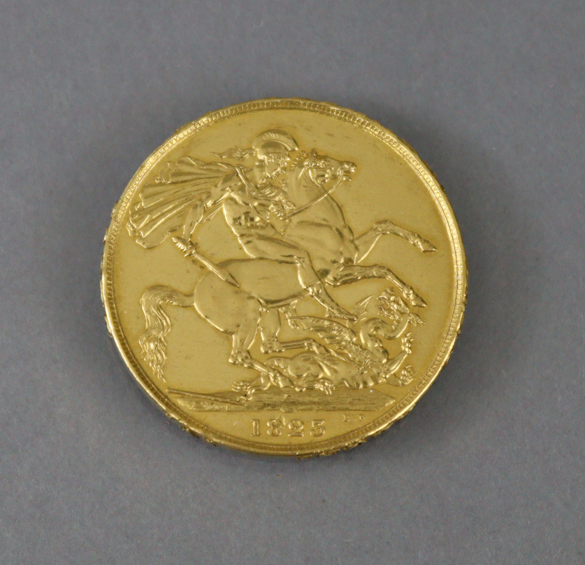 A GEORGE IV GOLD TWO POUNDS COIN, 1823, obverse with bare head facing left, reverse with St.