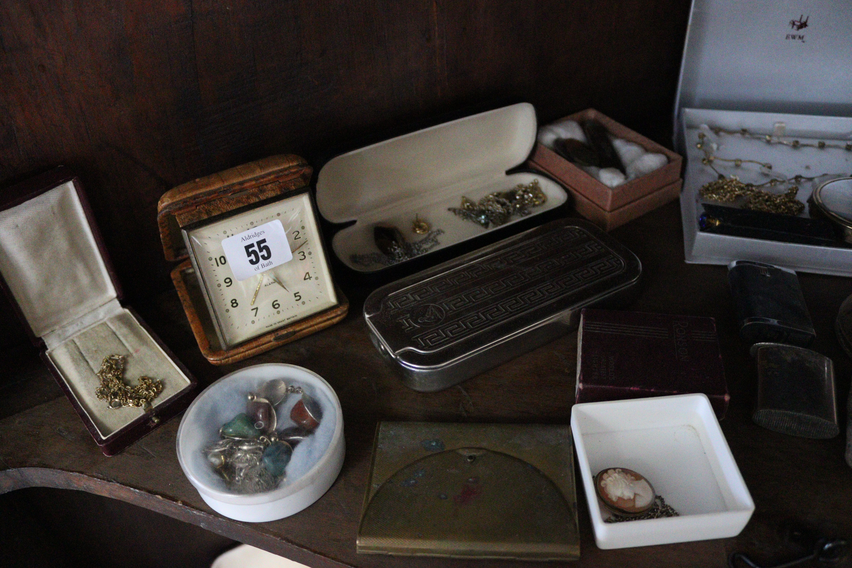 A large quantity of costume jewellery. - Image 9 of 10