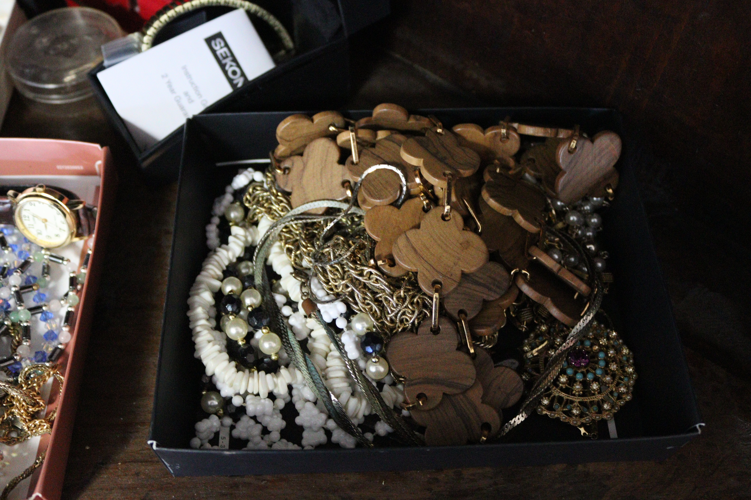 A large quantity of costume jewellery. - Image 7 of 10