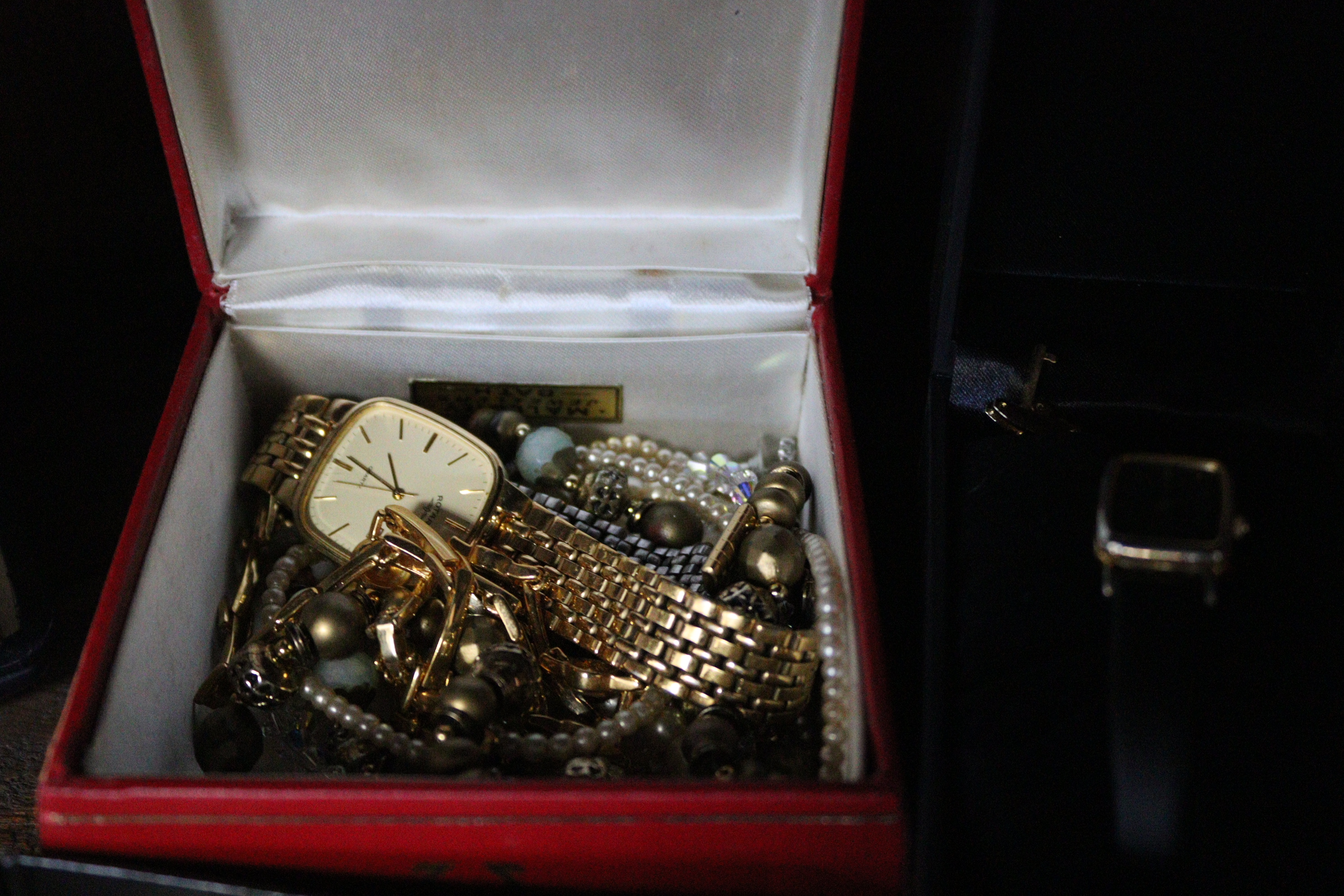 A large quantity of costume jewellery. - Image 6 of 10