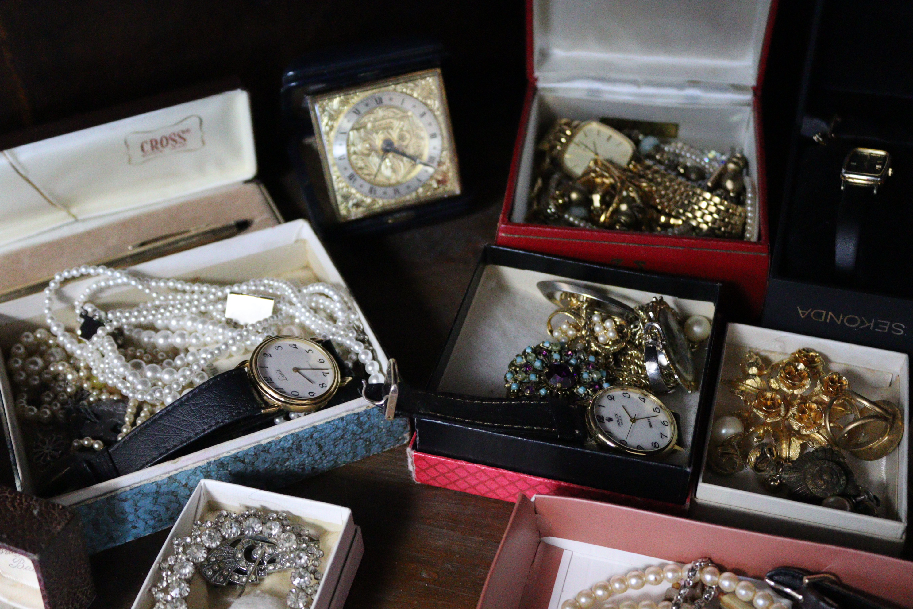 A large quantity of costume jewellery. - Image 4 of 10